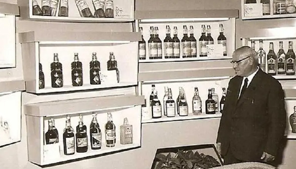 La famiglia Morelli davanti al laboratorio